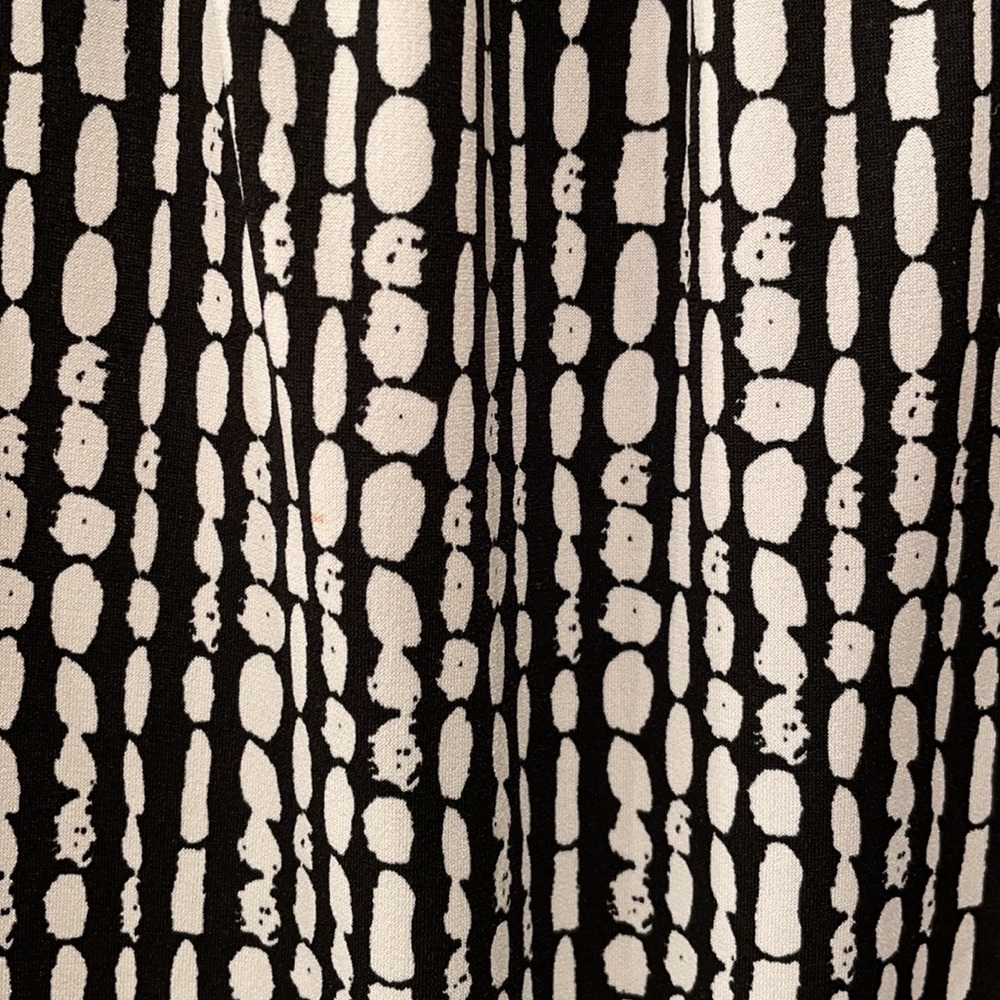 Trixxi Black and White Patterned Cap Sleeve Blouse - Picture 4 of 7